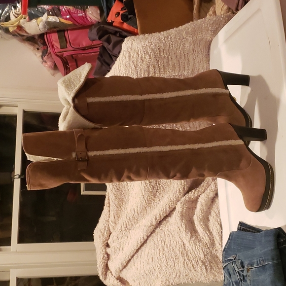 Tall linned suede boots - Picture 2 of 6